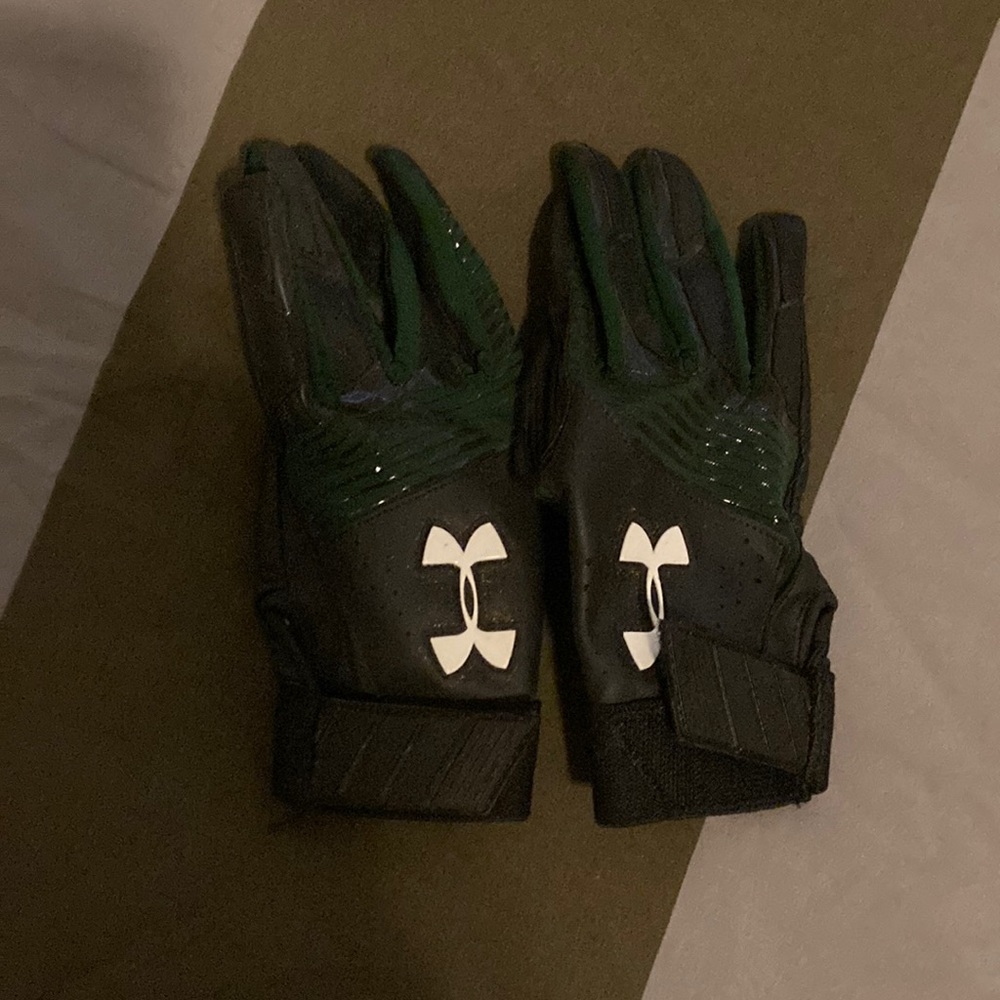Under Armour youth large gloves